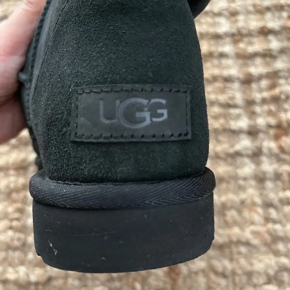 UGG Classic Short II Black Sheepskin Boots Women’s Size 10 1016223 EUC